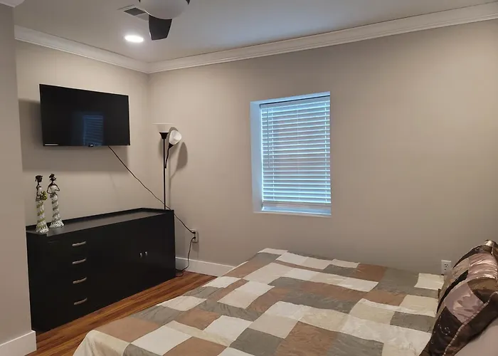 Great Large Home,8 Min From Downtown Holiday home *