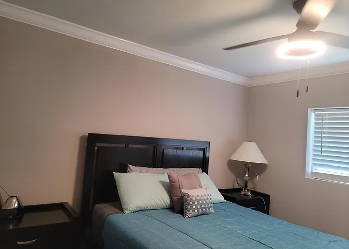 Holiday home Great Large Home,8 Min From Downtown