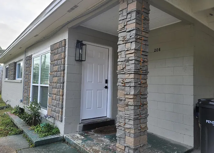 Holiday home Great Large Home,8 Min From Downtown *